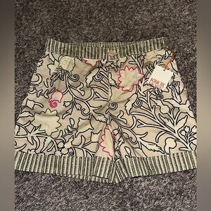 Women’s Knox Rose Floral Beige Shorts Size Medium New with Tags